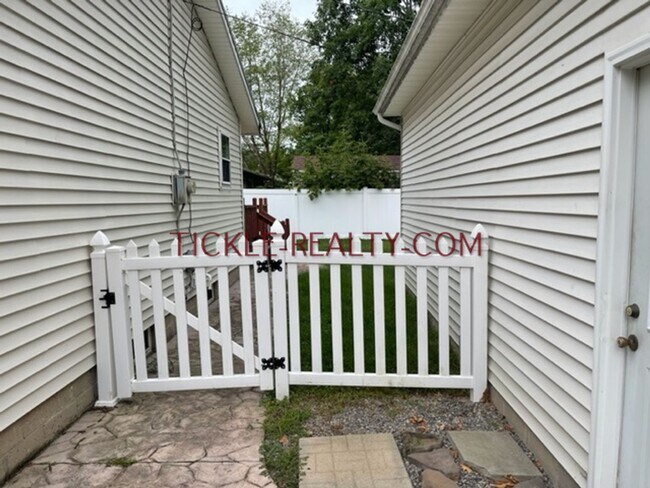 Building Photo - 3 Bedroom Ranch - Huge Garage - Fenced Yard
