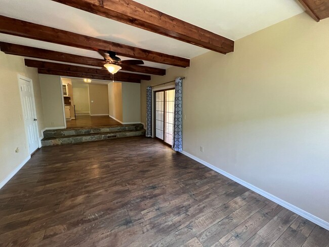 Building Photo - 5 bedroom 3 bathroom home for rent