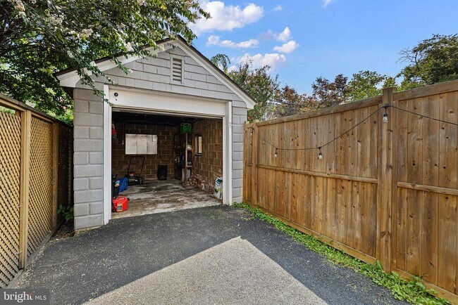 Building Photo - 2128 Gilles St