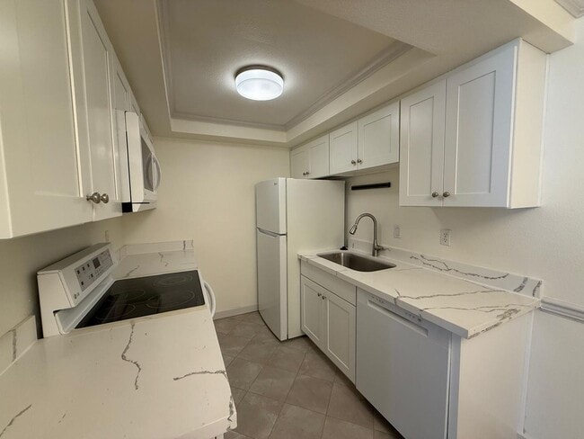 Building Photo - Two Bedroom Two Bathroom In Mountlake Terrace