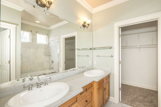 Building Photo - Beautifully Maintained 3 Bed/2.5 Bath Craf...