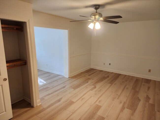 Building Photo - Recently renovated and ready to move in.