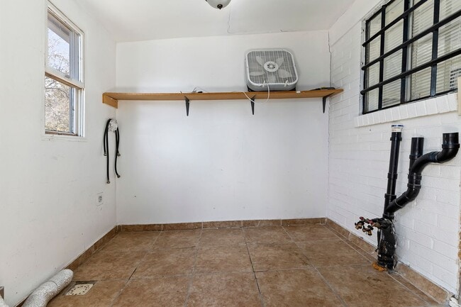 Building Photo - Updated 6 bedroom home is a must see!!