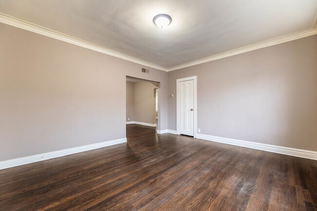 Building Photo - 620 E 73rd St