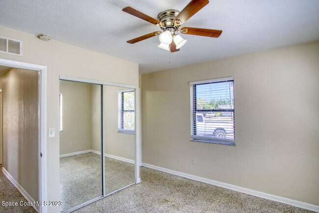 Building Photo - 1010 Bianca Dr NE