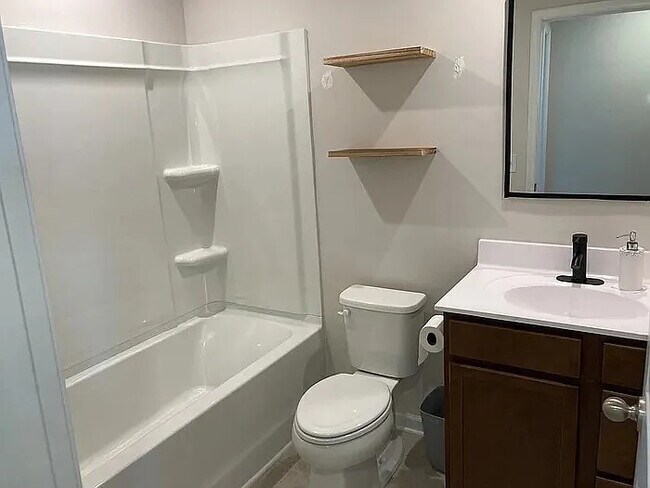 Building Photo - 4 Bedroom 2.5 Bathroom