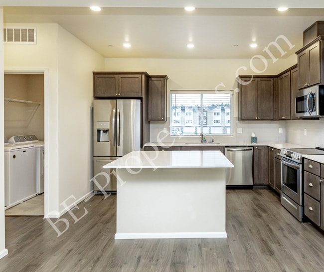 Building Photo - Beautiful 3 Bedroom 2.5 Bathroom Townhouse.