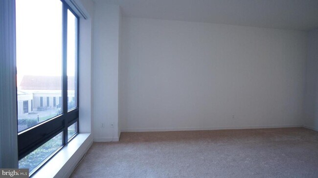 Building Photo - 10 E Lee St