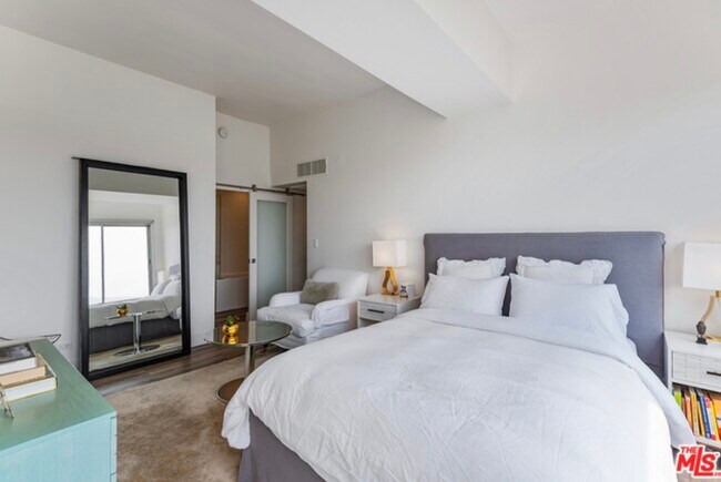 Building Photo - 10501 WILSHIRE Blvd