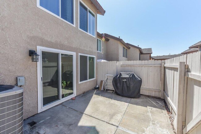 Building Photo - FOR RENT 2BD/1.5 BA/2 parkings/ Town House