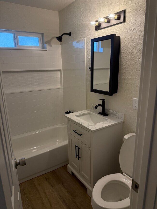 Building Photo - Large Brand New Remodeled 1 Bedroom unit with Washer Dryer Hookups - MUST SEE!!!