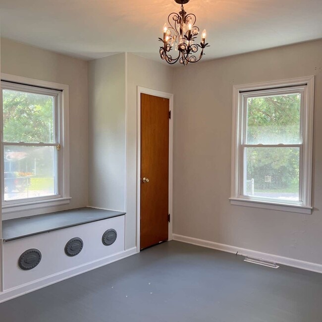 Building Photo - 413 10th St Terrace