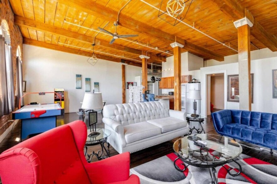 Building Photo - 227 Iron St