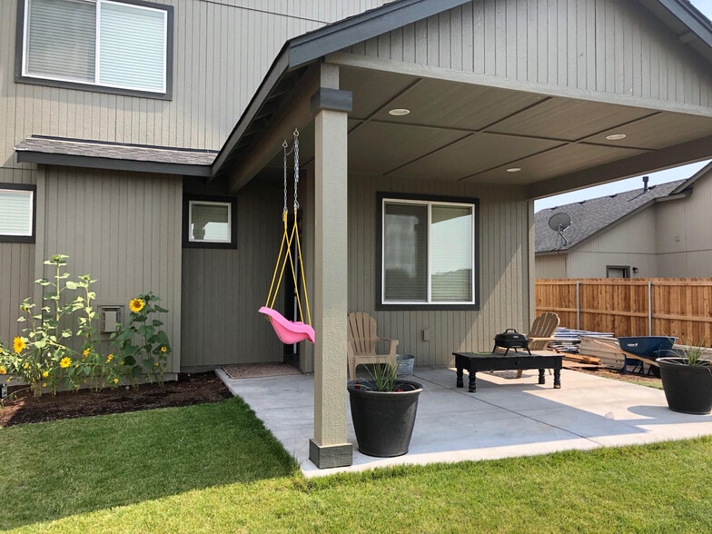 Building Photo - 2651 NE 6th Dr