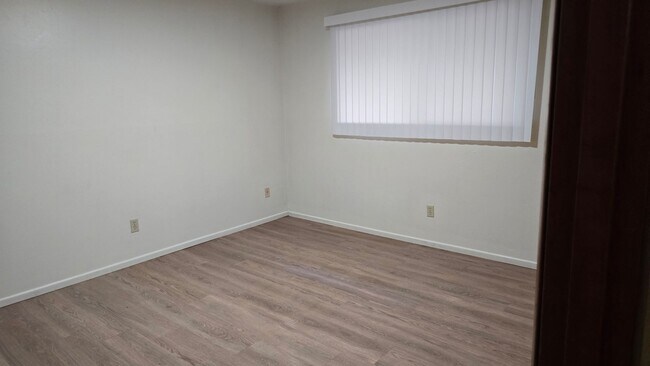 Building Photo - 2 Bedroom