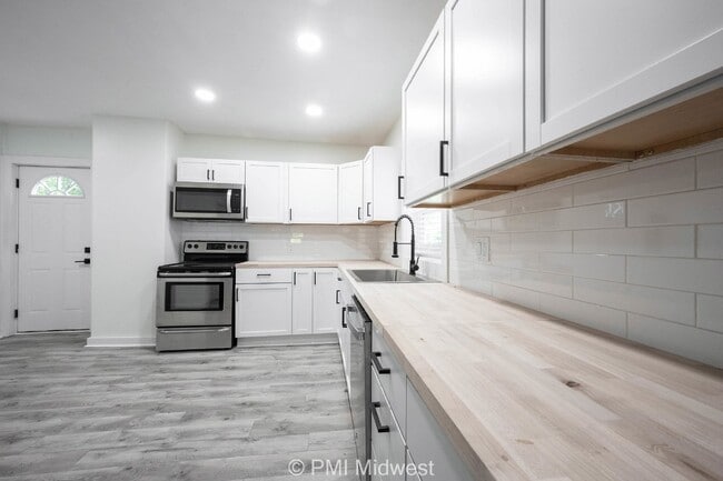 Building Photo - 428 N Bradley Ave