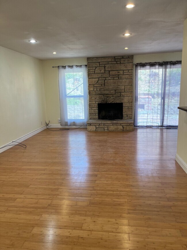 Building Photo - 2592 Santa Barbara Dr