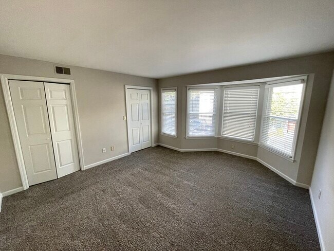 Building Photo - Fairmont Court townhome available close to...