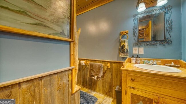 Building Photo - 911 Summit Way