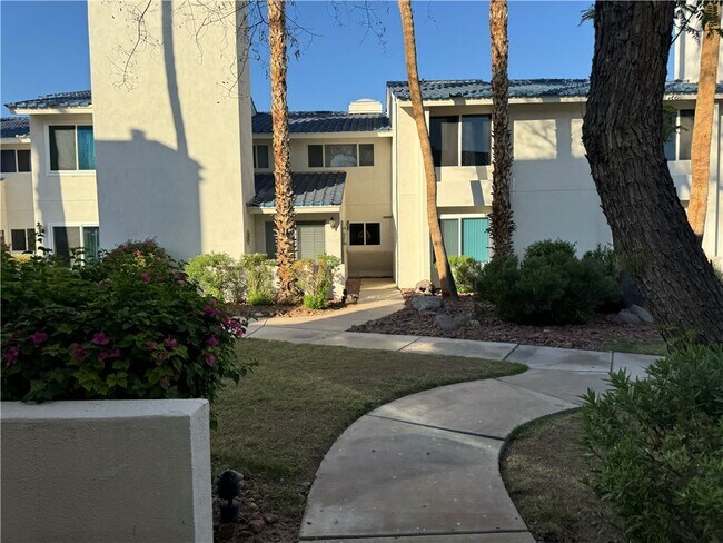 Building Photo - 1800 Club House Dr