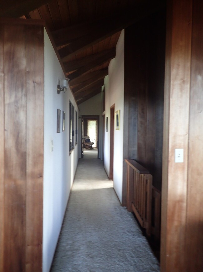 Building Photo - Very private, gated, mostly furnished Maui...
