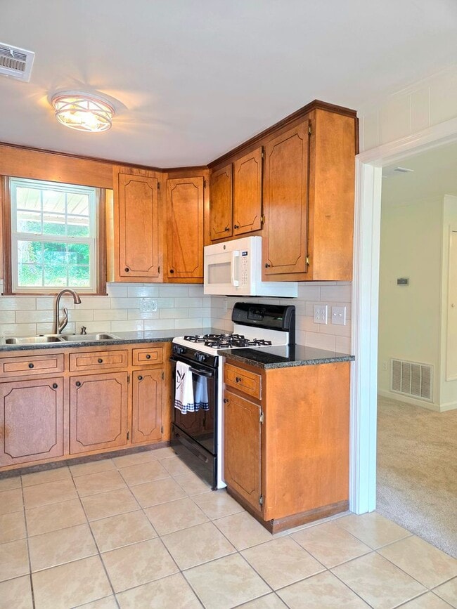 Building Photo - 147 Lakemont Dr
