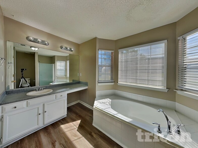 Building Photo - 3547 Lehigh Way