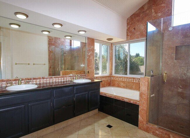 Building Photo - Large 4BR 3BA Updated Home in Quiet Neighb...