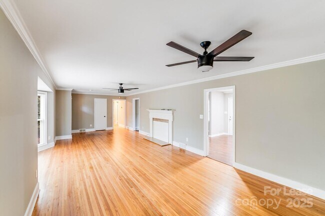 Building Photo - 5600 Riviere Dr