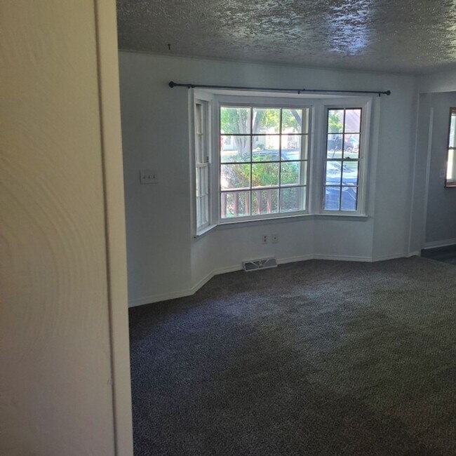 Building Photo - 3 bdrm Bungalow House For Rent!!!