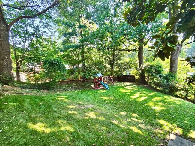 Building Photo - Lovely 4 BR/2 BA Single-Family Home in Sil...