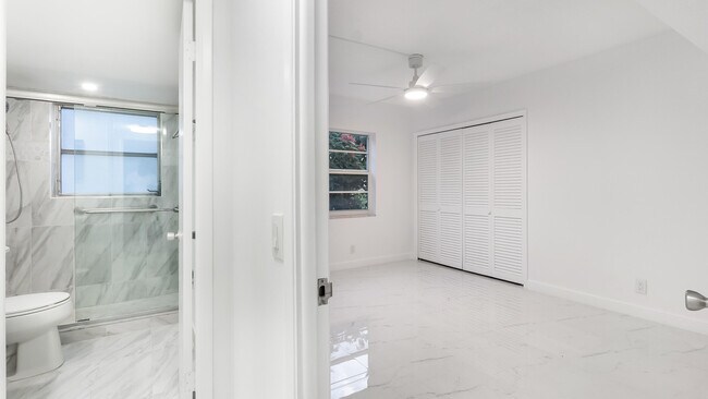 Building Photo - 3000 N Palm Aire Dr