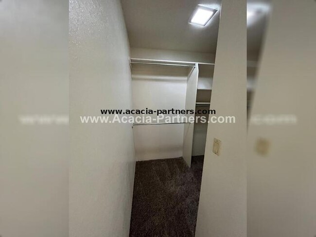 Building Photo - Eastside Townhome