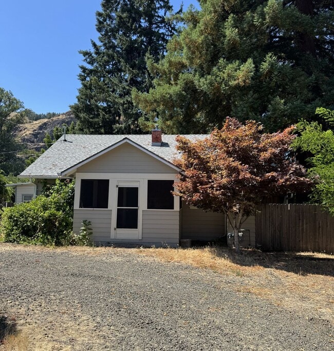 Primary Photo - 3 Bedroom SE Roseburg home