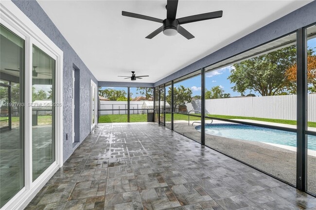 Building Photo - 702 NW Orchid St