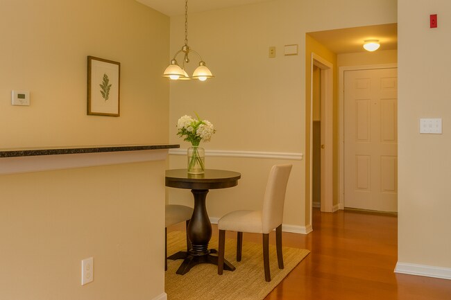 Building Photo - Capri at Hunters Creek - 2 WEEKS RENT FREE...