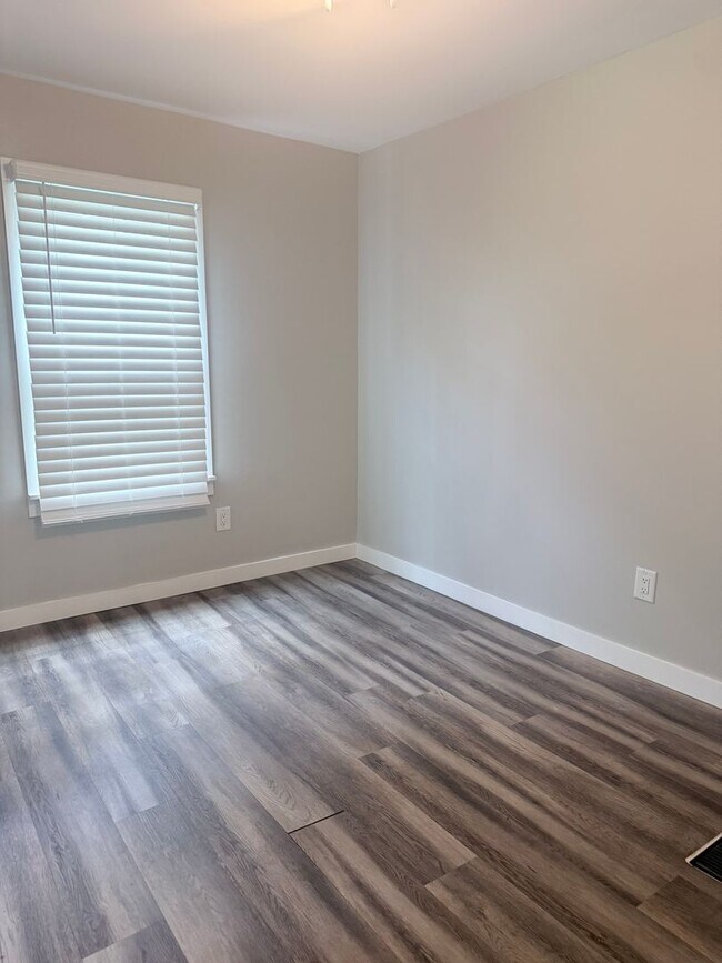 Building Photo - 1 bedroom, 1 bath, large back yard