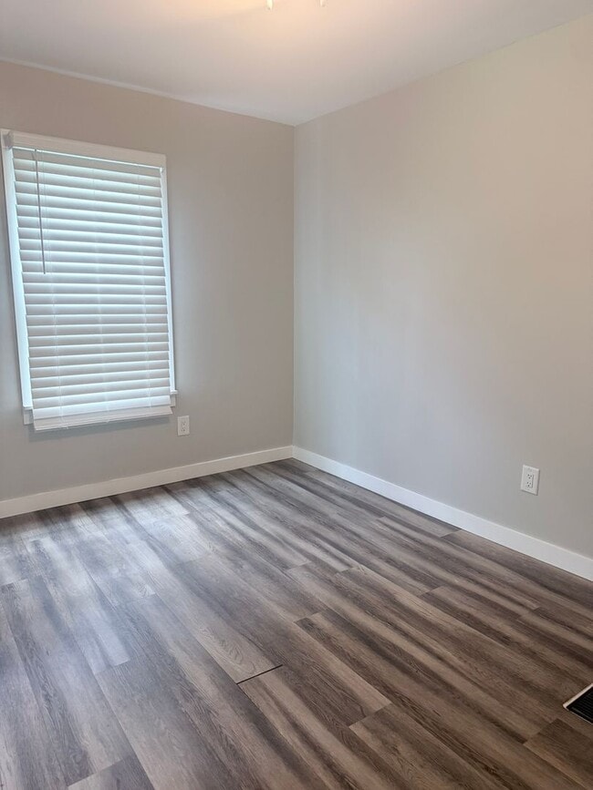 Building Photo - 2 bedroom, 1 bath, large back yard