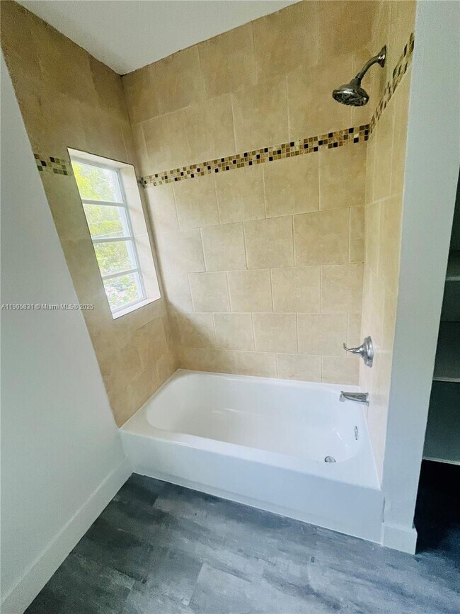 Building Photo - 950 Bay Dr