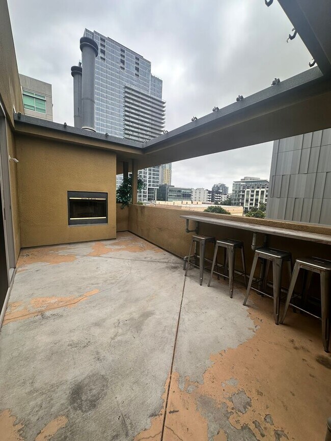 Building Photo - DOWNTOWN GEM - Two-level loft with private...