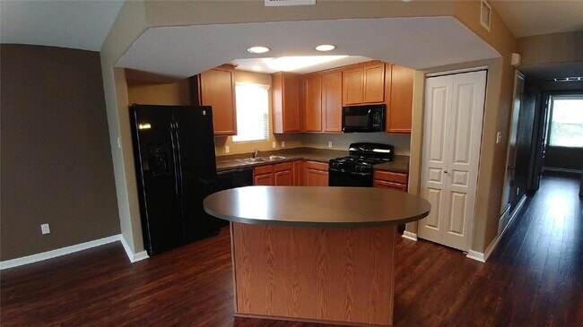 Building Photo - 112 Rush Haven