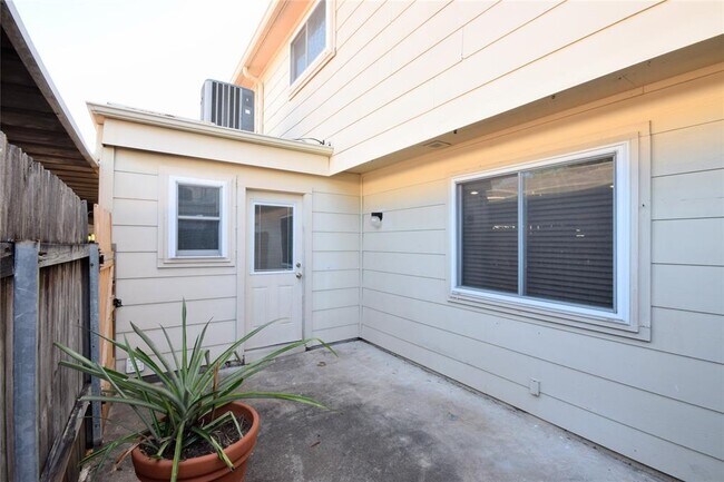 Building Photo - 8102 Amelia Rd