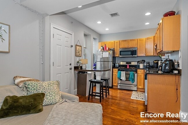 Building Photo - 16 Sewall St