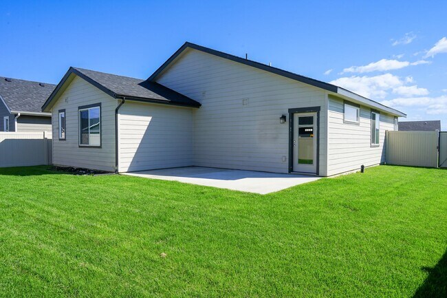 Building Photo - New to the market 3 bedroom 2 bath home.