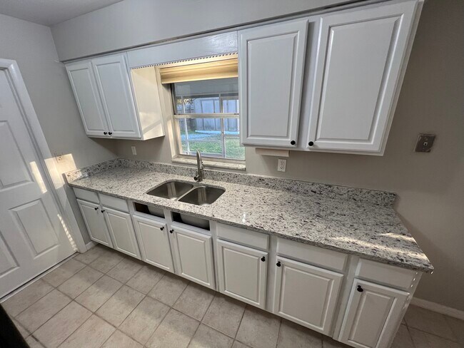 Building Photo - 4865 Darwood Dr