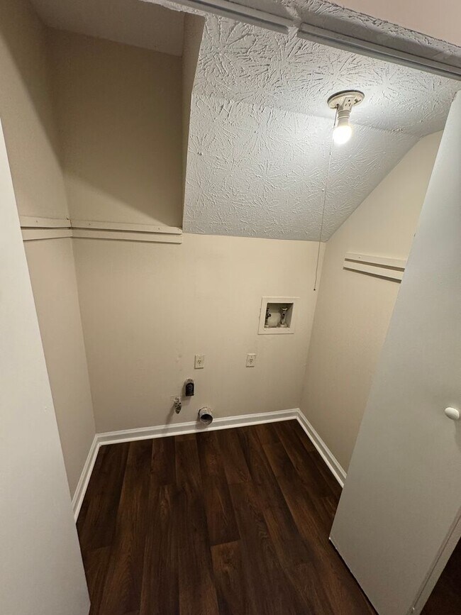 Building Photo - Stone Mountain 4 bed 2 bath Home with Fenc...