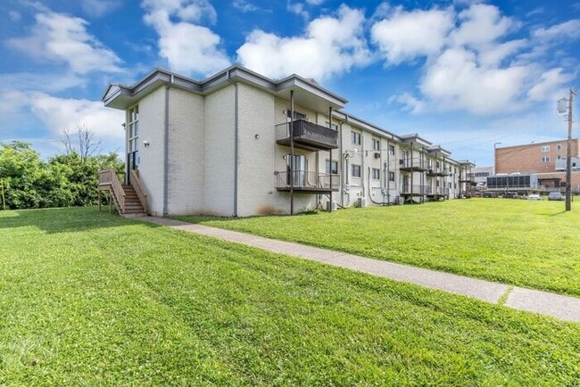 Building Photo - 2 Bedroom Unit was recently renovated. Liv...