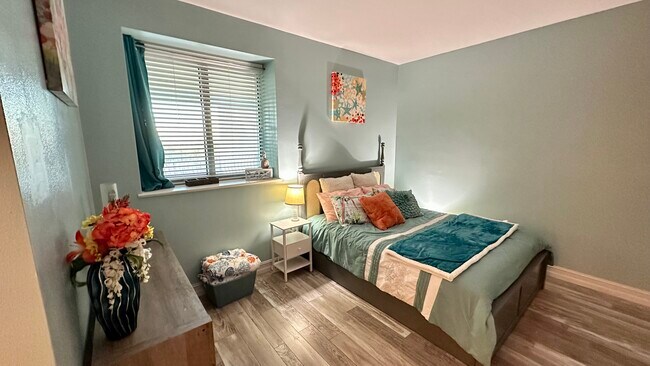 Building Photo - 3000 Oasis Grand Blvd