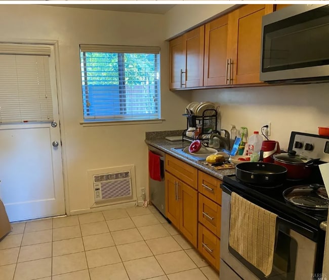 Building Photo - Adorable 2 bed 1 bath unit located in a 4 Plex close to Downtown Vacaville!!