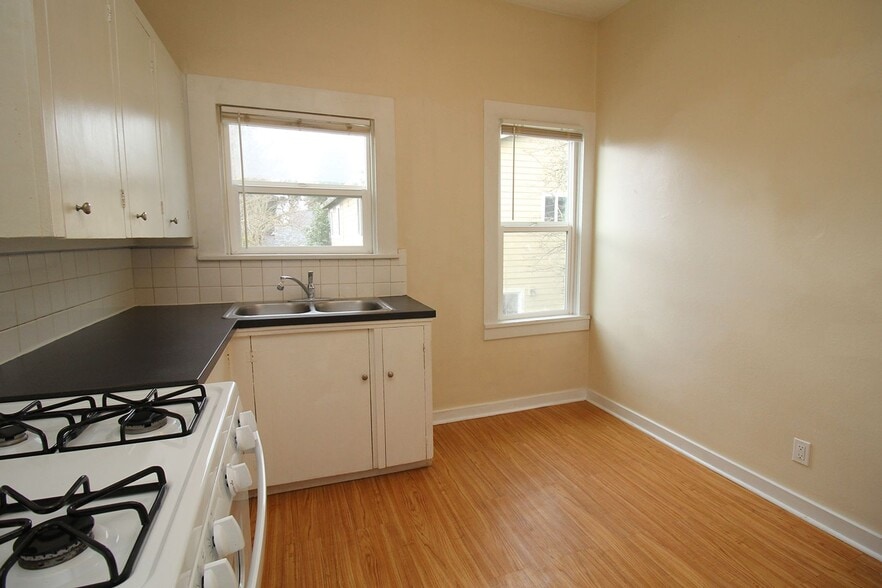 Building Photo - 7630 SE Woodstock Blvd